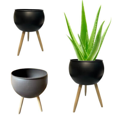 METAL PLANTER WITH WOODEN LEGS