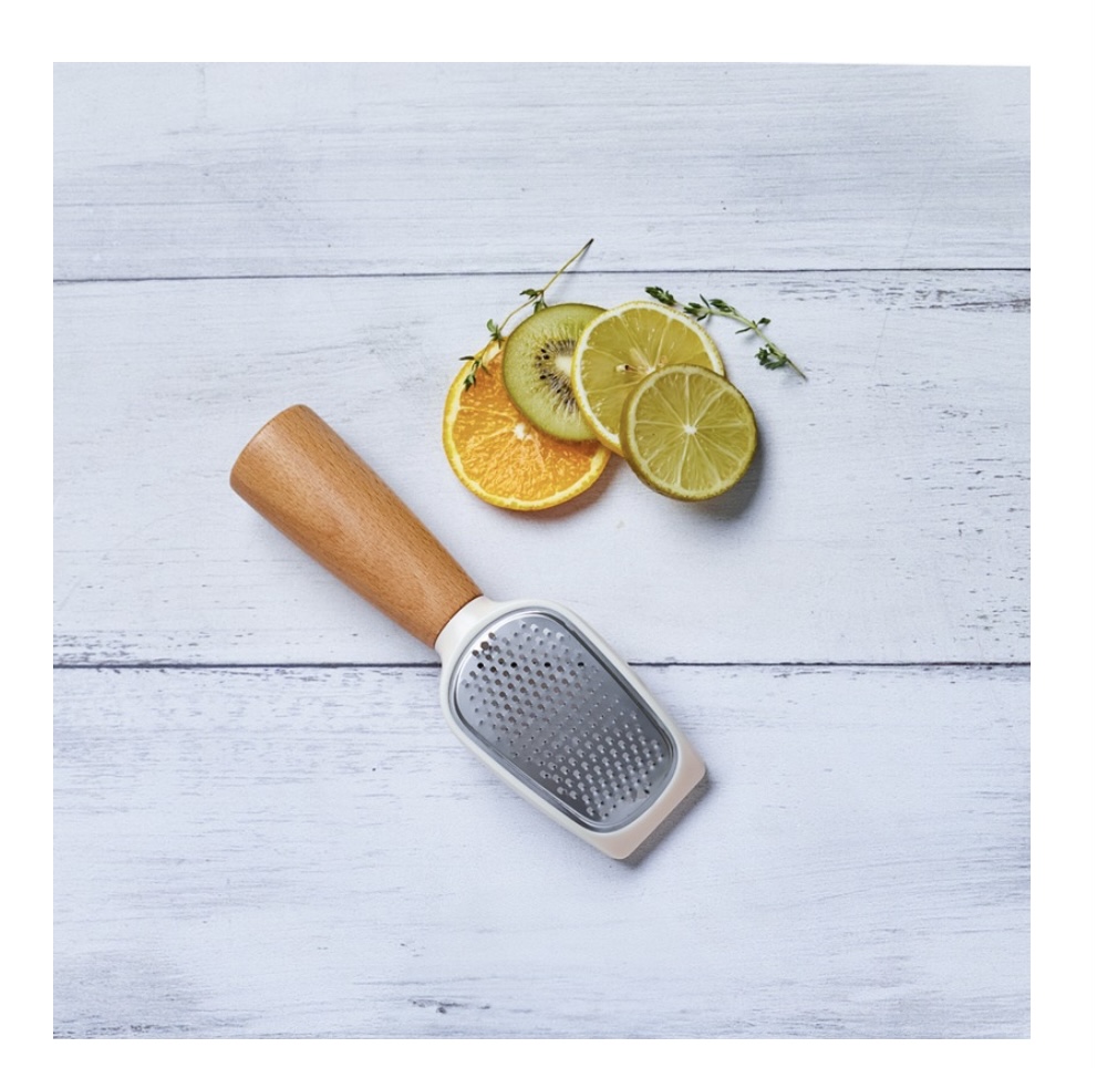 GRATER WITH WOODEN HANDLE